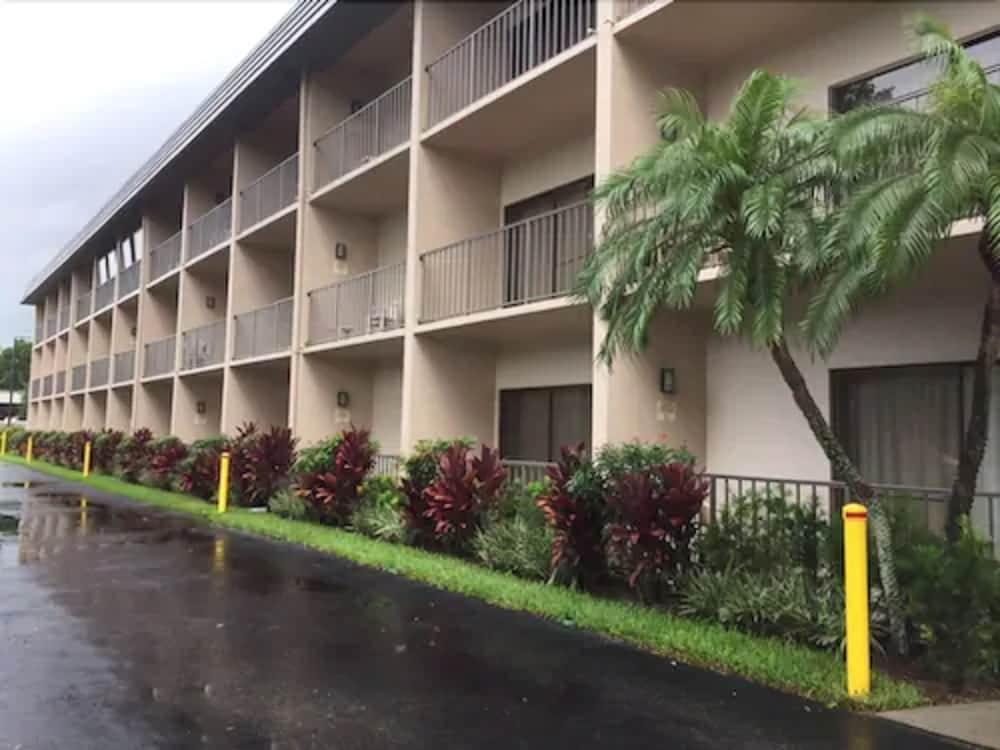 Baymont By Wyndham Bonita Springs Hotel Buitenkant foto
