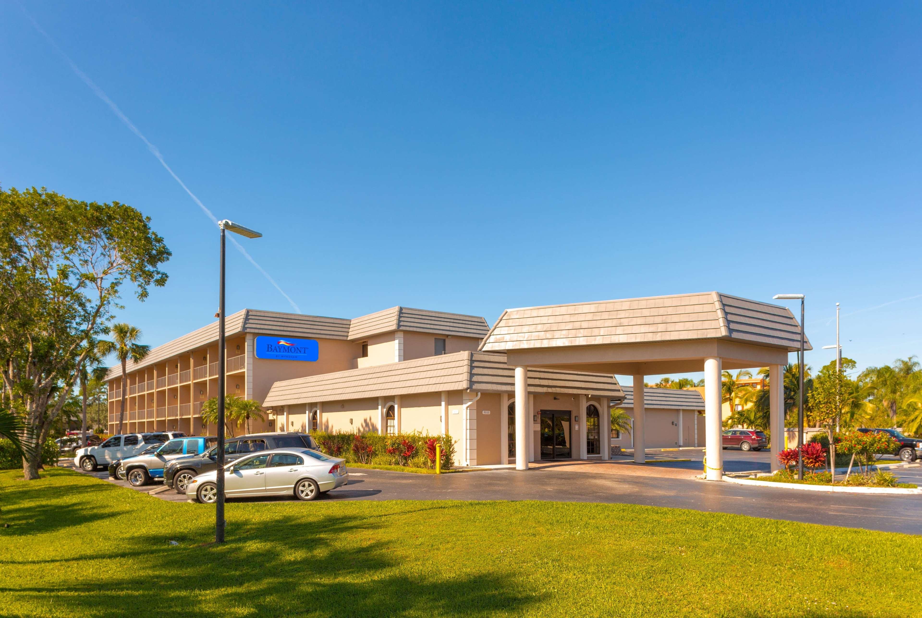 Baymont By Wyndham Bonita Springs Hotel Buitenkant foto