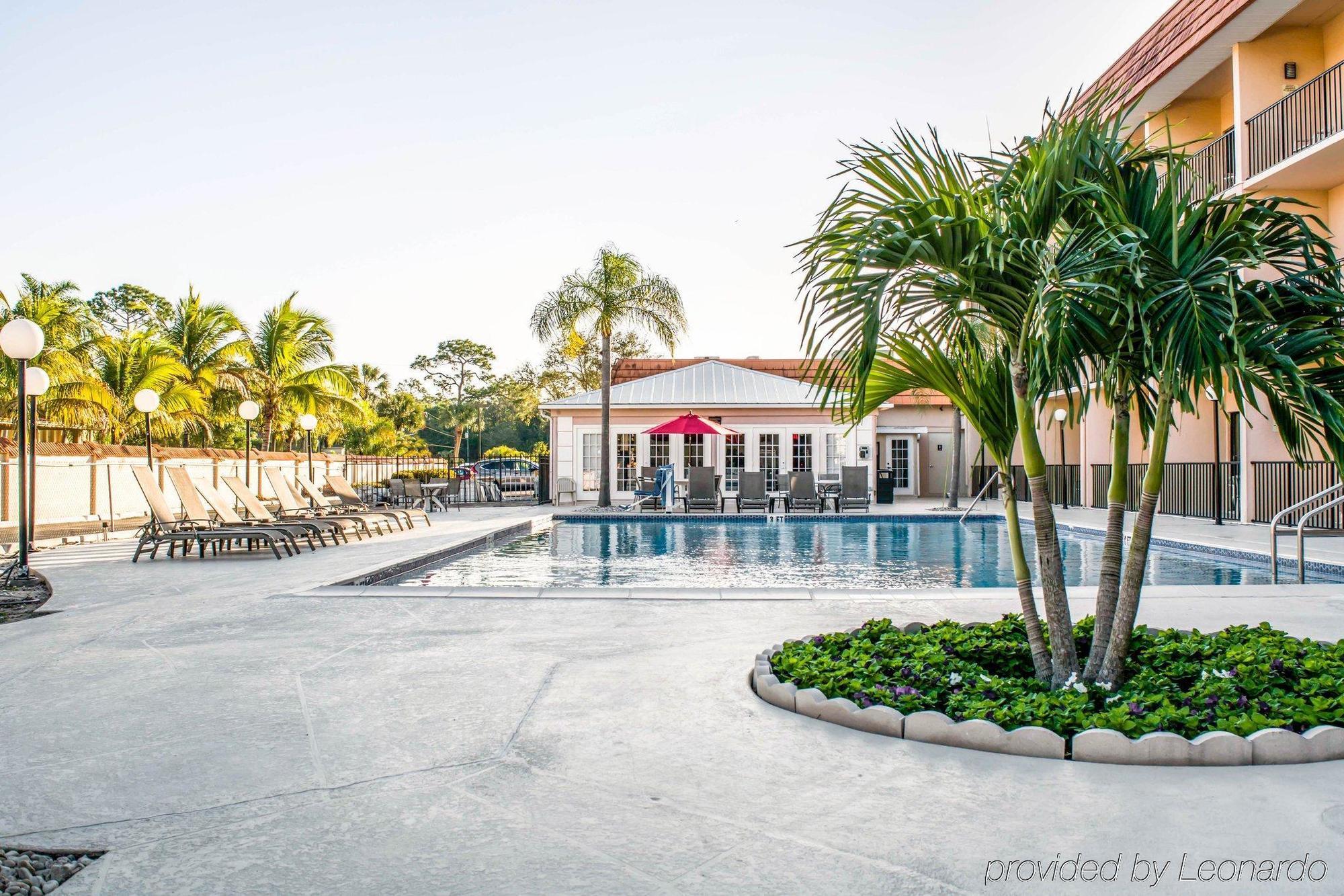 Baymont By Wyndham Bonita Springs Hotel Buitenkant foto